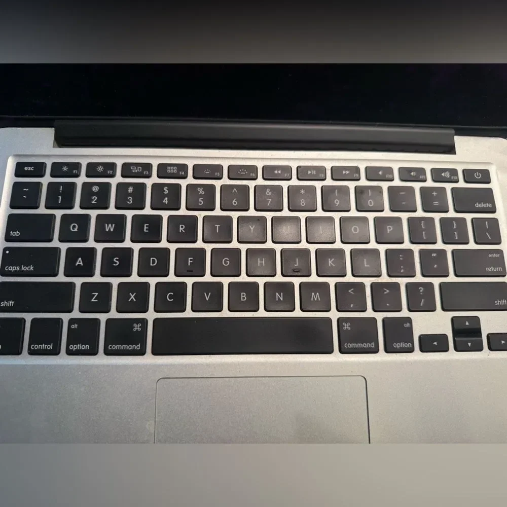 MACBOOK 2013 Pro Silver 13 Inch 256gb LIKE NEW CONDITION Charger REFURBISED :)